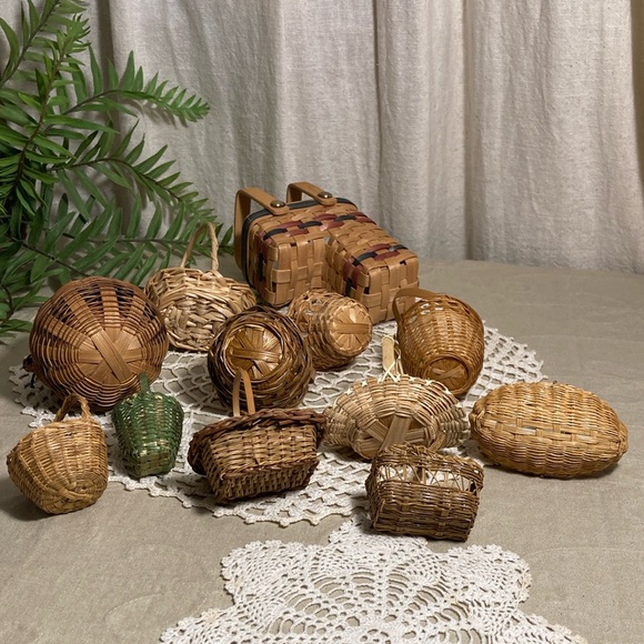 12 Miniature Small Woven Baskets - Picture 9 of 16